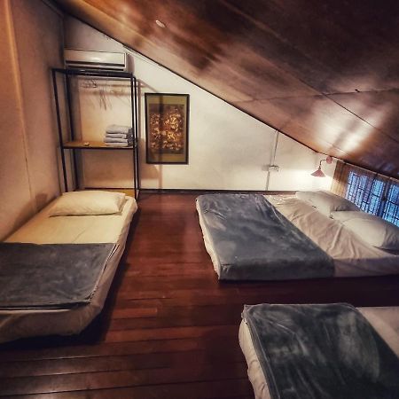 Treehouse Hostel Kuching Esterno foto