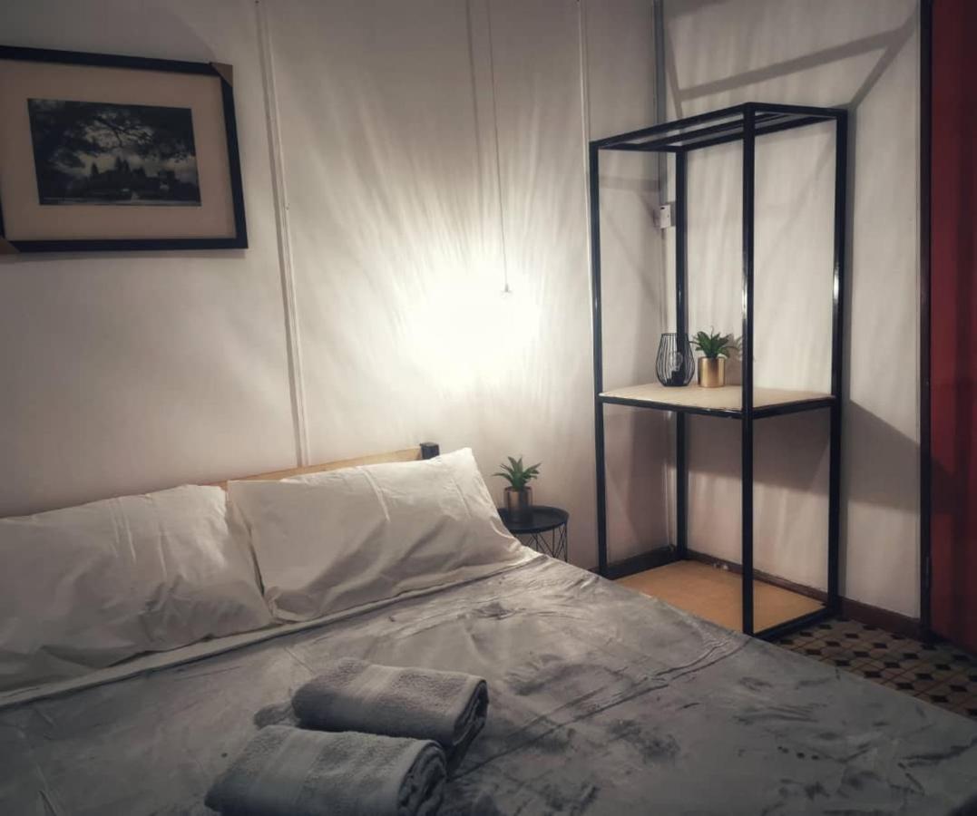 Treehouse Hostel Kuching Esterno foto