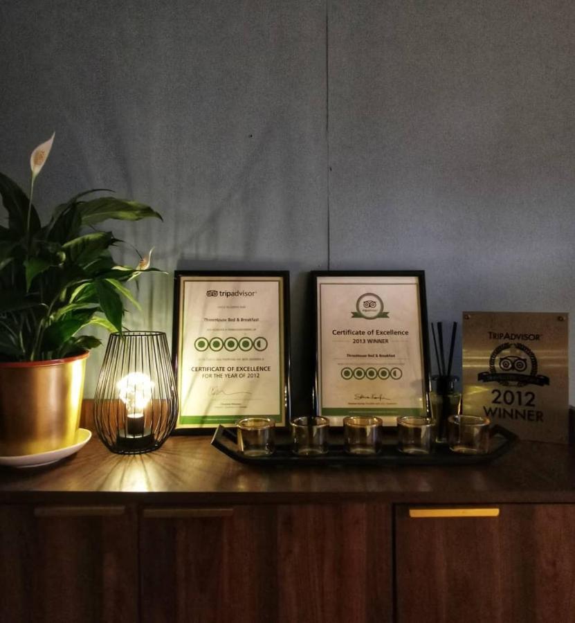 Treehouse Hostel Kuching Esterno foto
