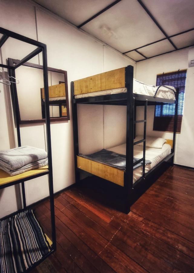 Treehouse Hostel Kuching Esterno foto