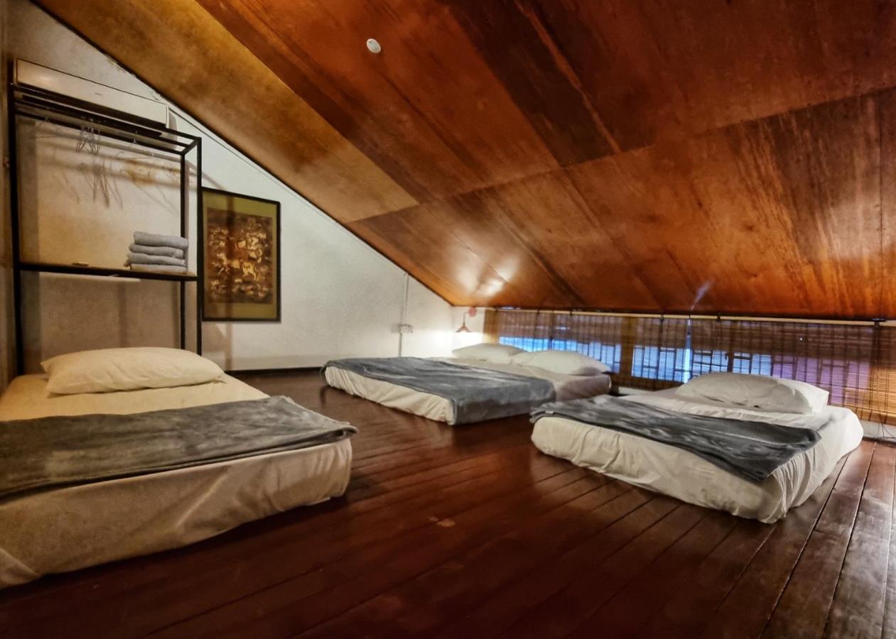 Treehouse Hostel Kuching Esterno foto