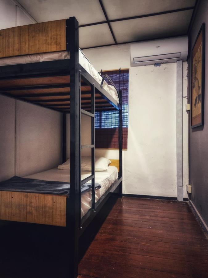 Treehouse Hostel Kuching Esterno foto