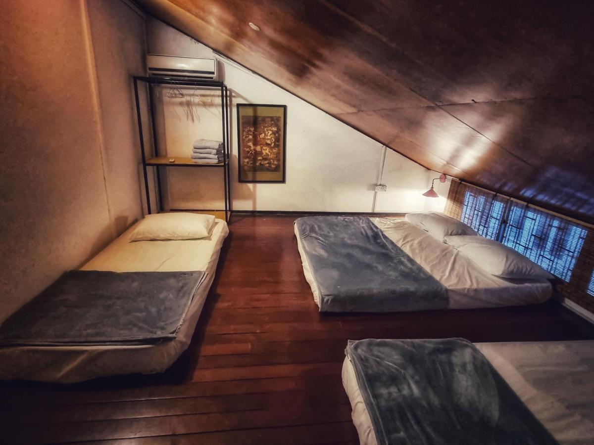Treehouse Hostel Kuching Esterno foto