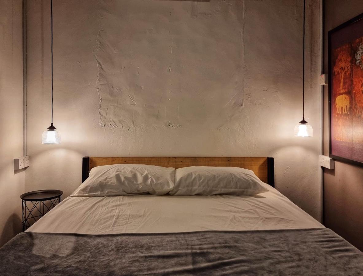 Treehouse Hostel Kuching Esterno foto