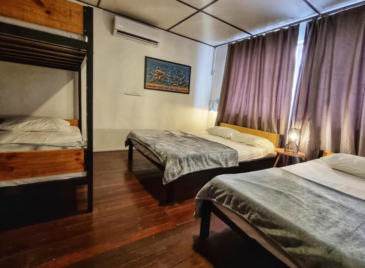 Treehouse Hostel Kuching Esterno foto