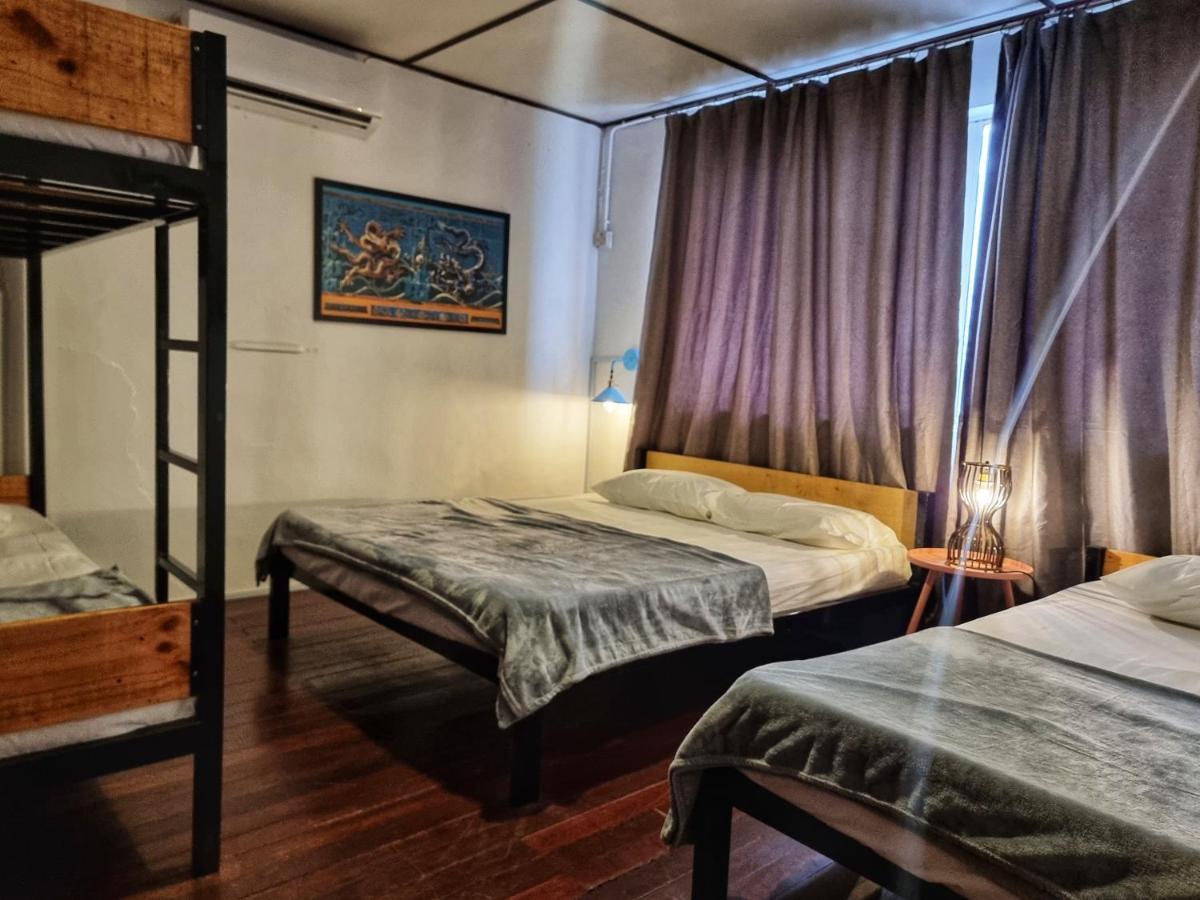 Treehouse Hostel Kuching Esterno foto